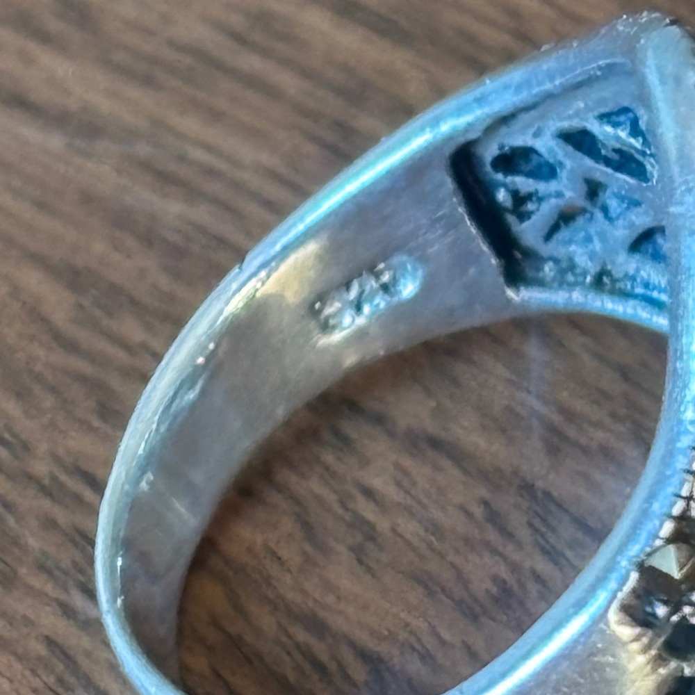 Size 8 ring - Picture 11 of 11